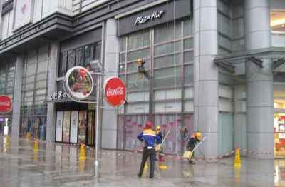 開荒清潔 點亮新建筑的首道光芒